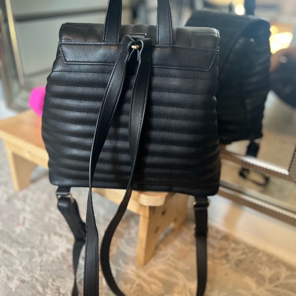 Small, black backpack - Picture 5 of 5